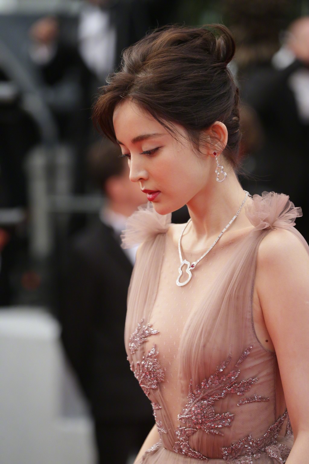 Cannes 2018: Vắng bóng Phạm Băng Băng, mỹ nhân Tân Cương được cư dân mạng khen ngợi hết lời Cannes 2018: Vắng bóng Phạm Băng Băng, mỹ nhân Tân Cương được cư dân mạng khen ngợi hết lời